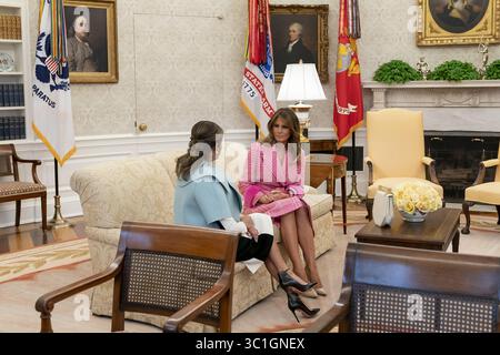 13. Februar 2019 – Washington, DC, Vereinigte Staaten von Amerika – US First Lady Melania Trump sitzt mit der kolumbianischen First Lady Maria Juliana Ruiz im Oval Office des Weißen Hauses 13. Februar 2019 in Washington, DC. (Foto: © Andrea Hanks Via ZUMA Wire) Stockfoto