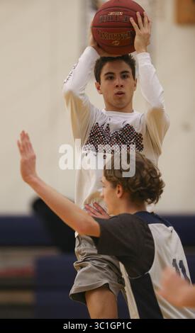 29. Januar 2015 - Stillwater, MN, USA - Senior Guard Michael Gutierrez suchte nach einem Teamkollegen, der am Donnerstag nach der Schule an der St. Croix Preparatory Academy trainieren konnte. Das Basketballteam der St. Croix Preparatory Academy übte nach der Schule am Donnerstag, 29. Januar 2015. (Bild: Jeff Wheeler/Minneapolis Star Tribune/TNS via ZUMA Wire) Stockfoto