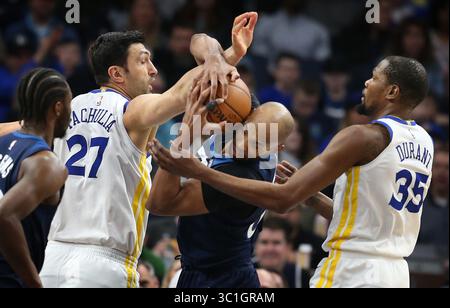 11. März 2018 – Minneapolis, MN – Minnesota, USA – Minnesota der Stürmer Taj Gibson (67) wurde vom Golden State Warriors Center Zaza Pachulia (27) und Kevin Durant (35) im Target Center am Sonntag, 11. März 2018 in Minneapolis, MN, umgeben. Die Minnesota Timberwolves waren Gastgeber der Golden State Warriors im Target Center. (Kreditbild: Jerry Holt/Minneapolis Star Tribune/TNS via ZUMA Wire) Stockfoto