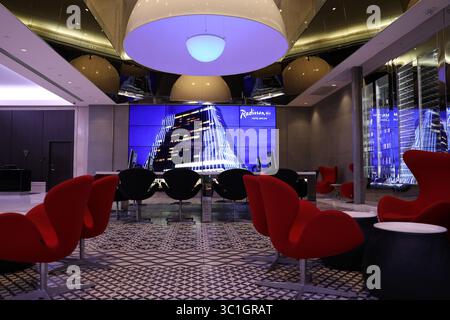 März 2018 - Minneapolis, MN, USA - im Bild ist der Lobbybereich des Radisson Blu Hotels in der Innenstadt von Minneapolis. ...Fototour durch das Radisson Blu Hotel Mittwoch, 7. März 2018 in der Innenstadt von Minneapolis. Das Hotelunternehmen Radisson Blu hat kürzlich ein Rebranding, ein Treueprogramm und andere Unternehmensänderungen durchlaufen, einschließlich der Erweiterung der Anzahl der Hotels in den USA. (Kreditbild: Anthony Souffle/Minneapolis Star Tribune/TNS via ZUMA Wire) Stockfoto