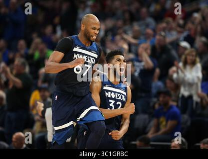 11. März 2018 – Minneapolis, MN – Minnesota, USA – Minnesota Timberwolves Zentrum Karl-Anthony Towns (32) Right feierte seinen 3-Punkte-Schuss in der 4. Periode mit Taj Gibson (67) im Target Center Sonntag, 11. März 2018 in Minneapolis, MN. Die Minnesota Timberwolves besiegten die Golden State Warriors 109-103 im Target Center. (Kreditbild: Jerry Holt/Minneapolis Star Tribune/TNS via ZUMA Wire) Stockfoto
