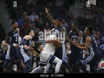 26. März 2018: Minneapolis, MN, USA – Minnesota Timberwolves-Vorläufer Taj Gibson (67) fuhr im vierten Quartal in die Brust der Grizzlies-Vorkämpfer Jarell Martin (1), während er ins Netz fuhr. ...Verloren die Minnesota Timberwolves gegen die Memphis Grizzlies 101 - 93 in einem NBA-Basketballspiel am Montag Abend, 26. März 2018 im Target Center in Minneapolis. (Bild: Jeff Wheeler/Minneapolis Star Tribune/TNS via ZUMA Wire) Stockfoto