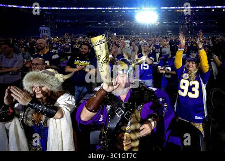 26. April 2018: Minneapolis, MN, USA - Teri „Freyja“ Hanson und Greg „Sir Odin“ Hanson aus Watkins, MN, jubelten, nachdem die Vikings Central Florida CB Mike Hughes in der ersten Runde während der Minnesota Vikings Draft Party im US Bank Stadium ausgewählt hatten. .... .. – 26. April 2018, Minneapolis, MN, US Bank Stadium, NFL Draft, Minnesota Vikings Draft Party (Kreditbild: Carlos Gonzalez/Minneapolis Star Tribune/TNS via ZUMA Wire) Stockfoto