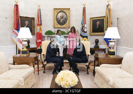 13. Februar 2019 - Washington, DC, Vereinigte Staaten von Amerika - US-Präsident Donald Trump und First Lady Melania Trump treffen sich mit dem kolumbianischen Präsidenten Ivan Duque Marquez und seiner Frau Maria Juliana Ruiz im Oval Office des Weißen Hauses 13. Februar 2019 in Washington, DC. (Bild: © Shealah Craighead Via ZUMA Wire) Stockfoto