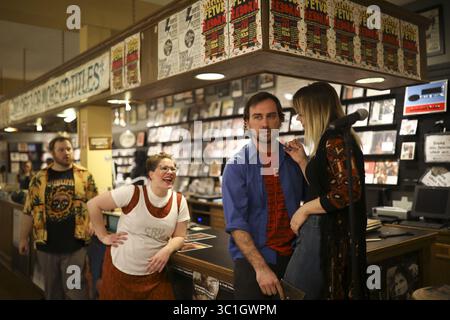 29. April 2018: Minneapolis, MN, USA: Taras Wybaczynsky als Rob in einer Szene mit Zarah Nesser A Marie in „High Fidelity“. Auf der linken Seite sind Cameron Reeves als Barry und Dorothy Owen als Marie. ...Für die letzte Show der Saison 2017-18 inszeniert das Minneapolis Musical Theatre das Pop-Rock-Musical High Fidelity, basierend auf dem Roman von Nick Hornby aus dem Jahr 1995 und dem Touchstone-Film aus dem Jahr 2000 mit John Cusack und Jack Black. Die Premiere der Show über einen eigenwilligen Plattenladen-Besitzer und seine gescheiterten Beziehungen wird im unabhängigen Plattenladen The Electric Fetus inszeniert. Die Besetzung hielt an Stockfoto