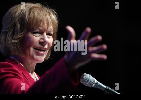 1. Juni 2018: Minneapolis, MN, USA – Senatorin Tina Smith sprach während der DFL State Convention am Freitag von der Bühne. ...Demokraten aus dem ganzen Staat versammelten sich zum DFL State Convention, um die Kandidaten ihrer Partei am Freitag, den 1. Juni 2018 im Mayo Civic Center in Rochester, Minn. (Credit Image: Anthony Souffle/Minneapolis Star Tribune/TNS via ZUMA Wire) auszuwählen. Stockfoto