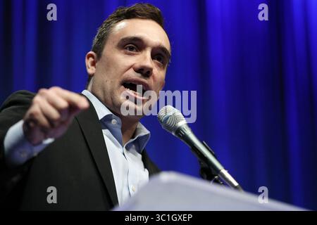 2. Juni 2018: Rochester, MN, USA - der Kandidat des Generalstaatsanwalts Matt Pelikan nahm die Zustimmung der Partei an, nachdem der Generalstaatsanwalt Lori Swanson am Samstag Morgen zurückgezogen hatte. ...Demokraten aus dem ganzen Bundesstaat versammelten sich am zweiten Tag der DFL State Convention, um die Kandidaten ihrer Partei am Samstag, 2. Juni 2018 im Mayo Civic Center in Rochester, Minn. (Credit Image: Anthony Souffle/Minneapolis Star Tribune/TNS via ZUMA Wire) auszuwählen. Stockfoto