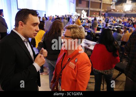 2. Juni 2018 - Rochester, MN, USA - Reverend Nancy Nord Bence gratulierte dem Generalkandidaten Matt Pelikan, nachdem er die Zustimmung der Partei akzeptiert hatte, als der Generalstaatsanwalt Lori Swanson am Samstagmorgen zurückzog. ...Demokraten aus dem ganzen Bundesstaat versammelten sich am zweiten Tag der DFL State Convention, um die Kandidaten ihrer Partei am Samstag, 2. Juni 2018 im Mayo Civic Center in Rochester, Minn. (Credit Image: Anthony Souffle/Minneapolis Star Tribune/TNS via ZUMA Wire) auszuwählen. Stockfoto