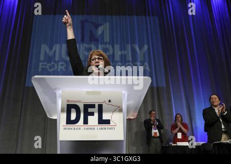 2. Juni 2018: Rochester, MN, USA – die Kandidatin des Gouverneurs Erin Murphy spricht vor der Versammlung, nachdem sie die Zustimmung der Partei während der DFL State Convention am Samstag, 2. Juni 2018 in Rochester, Minn. Die Demokraten starteten am Freitag in Rochester ihre landesweite Zustimmungskonvention, als sich die Republikaner in Duluth versammelten. Beide Parteien ziehen Kandidaten für den US-Senat, den Generalstaatsanwalt und andere nationale Ämter in Betracht, aber der Schwerpunkt liegt auf dem Rennen um die Ersetzung des scheidenden demokratischen Gouverneurs Mark Dayton. (Kreditbild: Anthony Souffle/Minneapolis Star Tribune/TNS via ZUMA Wire) Stockfoto