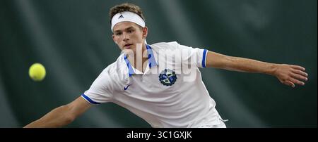 6. Juni 2018 - Minneapolis, MN, USA - Joe Mairs of Blake während eines Spiels gegen Varun Iyer aus Rochester Century..... .. – 6. Juni 2018, Minneapolis, MN, Boy’s High School / Prep Class 2A Tennis Team Championship. University of Minnesota Baseline Center (Kreditbild: Carlos Gonzalez/Minneapolis Star Tribune/TNS via ZUMA Wire) Stockfoto