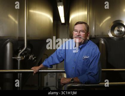 6. Juni 2012 - 20022895a Mittwoch 04.04.2012, MN - Minnesota, USA - USA - in New Ulm in der August Schell Brauerei ist Ted Marti die fünfte Generation. Er steht neben einem der modernen Braubehälter. (Kreditbild: Richard Tsong-Taatarii/Minneapolis Star Tribune/TNS via ZUMA Wire) Stockfoto