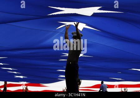 11. September 2011 - San Diego, CA, USA - Mitglieder des Militärs hielten während der Nationalhymne eine große US-Flagge auf dem Feld vor dem Beginn des Sonntagsspiels zwischen den Wikings und Chargers am 11/2011 in San Diego, CA. , 11. September 2011, San Diego, CA , Qualcomm Stadium , NFL , Minnesota Vikings vs. San Diego Chargers (Kreditbild: Carlos Gonzalez/Minneapolis Star Tribune/TNS via ZUMA Wire) Stockfoto