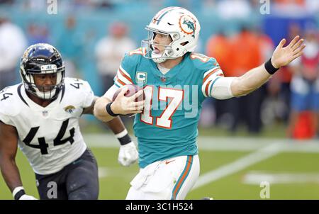 Dezember 2018 - Miami, FL, USA - Miami Dolphins Quarterback Ryan Tannehill (17) stürmt sich als Jacksonville Jaguars mittlerer Linebacker Myles Jack (44) am Sonntag, 23. Dezember 2018 im Hard Rock Stadium in Miami, Florida. (Kreditbild: © Al Diaz/Miami Herald/TNS via ZUMA Wire) Stockfoto