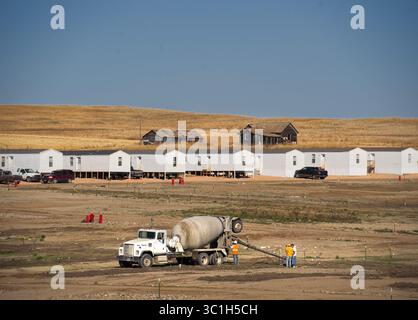 27. September 2011 – Minnesota, USA – auf einer ehemaligen Weizenfarm in Watford City, North Dakota, füllte eine Crew Betonfundamente für neue Wohnmobile aus, um Arbeiter unterzubringen, die aus dem ganzen Land hereinströmen, um den Ölboom zu nutzen. (Kreditbild: Glen Stubbe/Minneapolis Star Tribune/TNS via ZUMA Wire) Stockfoto