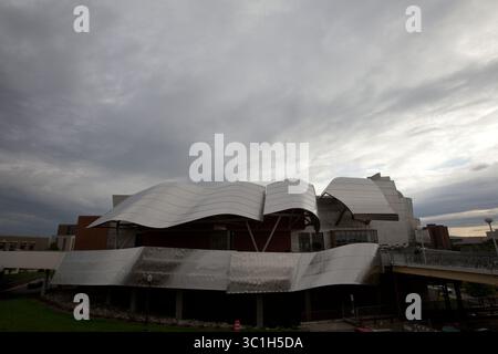26. September 2011 - Minneapolis, MN, USA - Blick auf die Seite der Washington Avenue und den Haupteingang des neuen von Frank Gehry entworfenen Gebäudes des Weisman Art Museum, gezeigt am Montag, 26. September 2011, auf dem Ostufer des Campus der University of Minnesota in Minneapolis, Minn. (Bild: Jeff Wheeler/Minneapolis Star Tribune/TNS via ZUMA Wire) Stockfoto