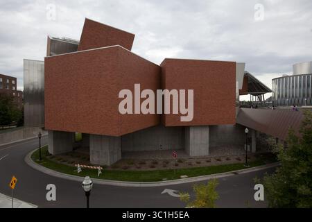 26. September 2011 – Minneapolis, MN, USA – um die Grundfläche des neuen von Frank Gehry entworfenen Gebäudes seines Weisman Art Museums zu minimieren, das am Montag, 26. September 2011 gezeigt wird, ruhen die neuen Galerien auf Betonfundamenten. Das Projekt auf dem East Bank des Campus der University of Minnesota in Minneapolis, Minn. Ist nun abgeschlossen. (Bild: Jeff Wheeler/Minneapolis Star Tribune/TNS via ZUMA Wire) Stockfoto