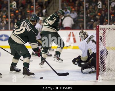 18. Oktober 2011 - St. Paul, MN, USA - Ein Zentrierpass entging Dany Heatly (15) und Devin Setoguchi (10) vor dem Pinguin-Torwart Brent Johnson in der ersten Periode. Die Minnesota Wild veranstalteten die Pittsburgh Penguins in einem NHL-Hockeyspiel am Dienstag Abend, den 18. Oktober, im Xcel Energy Center in St. Paul, Minn. (Bild: Jeff Wheeler/Minneapolis Star Tribune/TNS via ZUMA Wire) Stockfoto