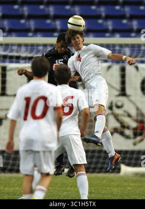 Oktober 31, 2011 - Minneapolis, Mn, USA - in der Sektion 3A die Nummer 15 der St Paul Academy Cameron Causey und Benilde St Margarets Nummer 4 John Mulvahill spielen in der ersten Periode beim State Soccer Tournament im Metrodome. /Star Tribune. Minneapolis Minn. Montag, 10.31.11) (Bild: Richard Sennott/Minneapolis Star Tribune/TNS via ZUMA Wire) Stockfoto
