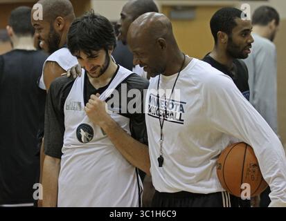 Dezember 2011 – USA – (von links nach rechts) Minnesota Timberwolves Ricky Rubio und Assistant Coach Terry Porter sprachen am Ende des Trainings im Target Center am 14.12.11. /Star Tribune. Ricky Rubio, Terry Porter/Quelle. (Kreditbild: Bruce Bisping/Minneapolis Star Tribune/TNS via ZUMA Wire) Stockfoto
