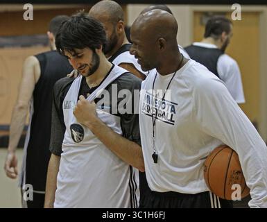 Dezember 2011 – USA – (von links nach rechts) Minnesota Timberwolves Ricky Rubio und Assistant Coach Terry Porter sprachen am Ende des Trainings im Target Center am 14.12.11. /Star Tribune. Ricky Rubio, Terry Porter/Quelle. (Kreditbild: Bruce Bisping/Minneapolis Star Tribune/TNS via ZUMA Wire) Stockfoto