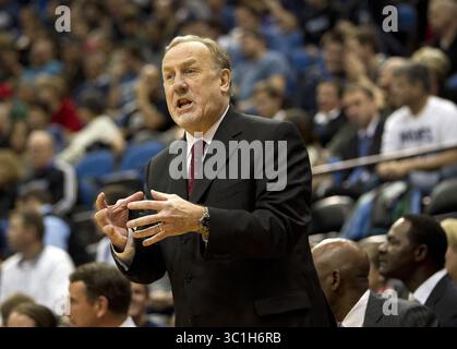 26. Dezember 2011 – Minneapolis, MN, USA – Minnesota Timberwolves-Cheftrainer Rick Adelman ruft während des Spiels gegen den Oklahoma City Thunder im Target Center in Minneapolis, Minnesota, Montag, 26. Dezember 2011 von der Bank. The Thunder besiegte die Timberwolves zwischen 104 und 100. (Kreditbild: Renee Jones Schneider/Minneapolis Star Tribune/TNS via ZUMA Wire) Stockfoto