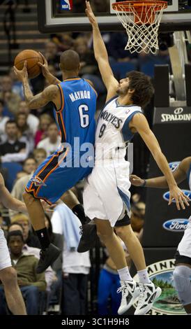 26. Dezember 2011 – Minneapolis, MN, USA – Ricky Rubio der Minnesota Timberwolves, rechts, blockiert einen Schuss von Eric Maynor von Oklahoma City Thunder im Target Center in Minneapolis, Minnesota, Montag, 26. Dezember 2011. The Thunder besiegte die Timberwolves zwischen 104 und 100. (Kreditbild: Renee Jones Schneider/Minneapolis Star Tribune/TNS via ZUMA Wire) Stockfoto