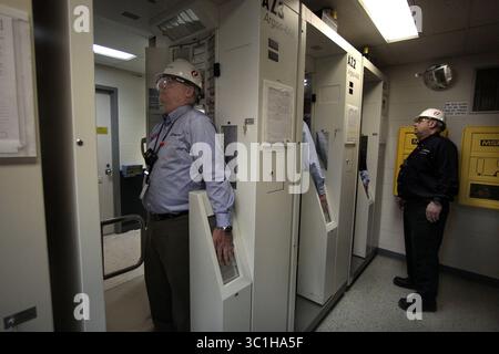 28. Februar 2012 - Monticello, MN, USA - Xcel Energy Ingenieur Terry Pickens, im Vordergrund, wird nach einem Aufenthalt im Kernkraftwerk Monticello auf Anzeichen von Radioaktivität gescannt. Erkennt das Gerät Radioaktivität â€“ in diesem Fall didnâ€™t â€“, wird ein Techniker zum Eingreifen aufgefordert. JIM (/STAR TRIBUNE) / 28. Februar 2012 / 9:00 UHR , Monticello, MN HINTERGRUNDINFORMATIONEN: Das Atomkraftwerk Monticello wird von Xcel Energy betrieben. Das 1971 eröffnete Kraftwerk erzeugt genug Strom, um fast eine halbe Million Haushalte zu versorgen. (Bild: Jim Gehrz/Minneapolis Star Trib Stockfoto