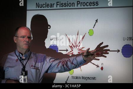 28. Februar 2012 - Monticello, MN, USA - Terry Pickens, Director of Nuclear Regulatory Policy bei Xcel Energy, beschreibt den Kernspaltungsprozess im Kernkraftwerk Monticello. JIM (/STAR TRIBUNE) / 28. Februar 2012 / 9:00 UHR , Monticello, MN HINTERGRUNDINFORMATIONEN: Das Atomkraftwerk Monticello wird von Xcel Energy betrieben. Das 1971 eröffnete Kraftwerk erzeugt genug Strom, um fast eine halbe Million Haushalte zu versorgen. (Bild: Jim Gehrz/Minneapolis Star Tribune/TNS via ZUMA Wire) Stockfoto