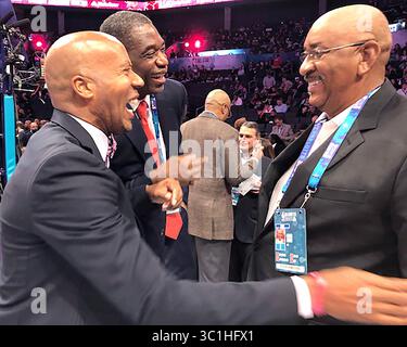 16. Februar 2019: Charlotte, NC, USA – die ehemaligen NBA-Spieler Bruce Bowen, links und Dikembe Mutombo, Mitte, machen Witze mit Basketballlegende George Gervin, rechts, während der NBA All-Star Saturday Night Festivitäten im Spectrum Center in Charlotte, N.C., am Samstag, 16. Februar 2019. (Kreditbild: © Jeff SINER/Charlotte Observer/TNS via ZUMA Wire) Stockfoto