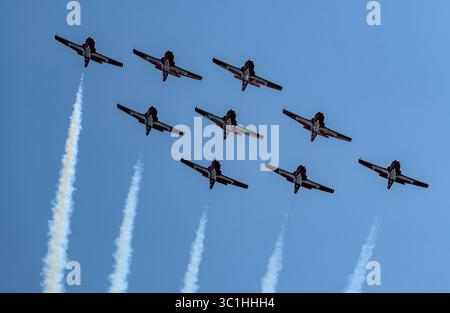 Die Royal Canadian Air Force Snowbirds 431 Demonstration Squadron tritt am 22. Juli 2025 in CT-114 Tutor-Flugzeugen über Victoria, British Columbia, auf. Stockfoto