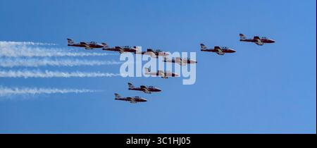Die Royal Canadian Air Force Snowbirds 431 Demonstration Squadron tritt am 22. Juli 2025 in CT-114 Tutor-Flugzeugen über Victoria, British Columbia, auf. Stockfoto