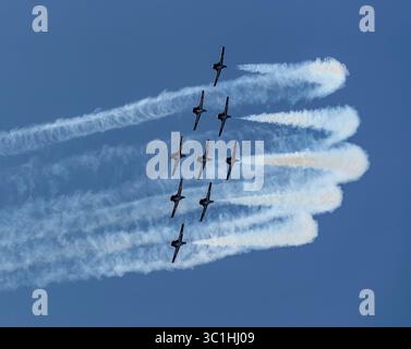 Die Royal Canadian Air Force Snowbirds 431 Demonstration Squadron tritt am 22. Juli 2025 in CT-114 Tutor-Flugzeugen über Victoria, British Columbia, auf. Stockfoto