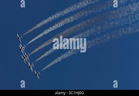 Die Royal Canadian Air Force Snowbirds 431 Demonstration Squadron tritt am 22. Juli 2025 in CT-114 Tutor-Flugzeugen über Victoria, British Columbia, auf. Stockfoto