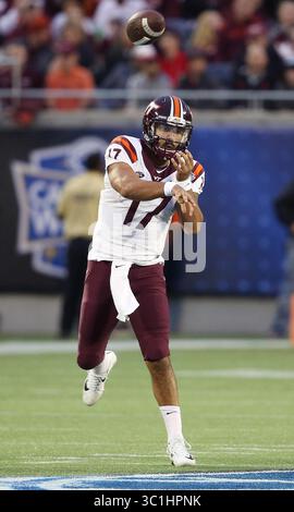 28. Dezember 2017: Orlando, FL, USA – Virginia Tech Quarterback Josh Jackson wirft am Donnerstag, 28. Dezember 2017, im Camping World Stadium in Orlando, Florida gegen Oklahoma State. Jackson hat angekündigt, dass er nach Maryland wechselt. (Foto: © Stephen M. Dowell/Orlando Sentinel/TNS via ZUMA Wire) Stockfoto