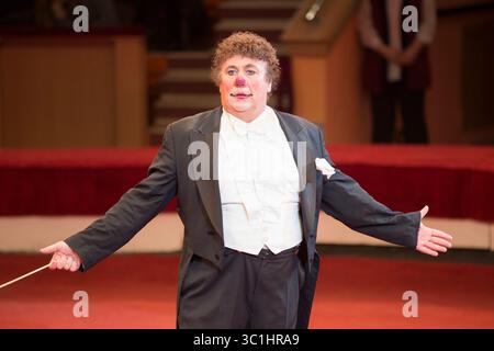 16. Februar 2019: Gomel, Weißrussland, legendärer Clown-Gewinner des Goldenen Clown International Monte-Carlo Festivals David Larible tritt auf der Arena des Gomel State Circus in der Republik Weißrussland auf. (Bild: © Svetlana Lazarenka via ZUMA Wire) Stockfoto