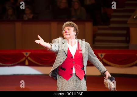 16. Februar 2019: Gomel, Weißrussland, legendärer Clown-Gewinner des Goldenen Clown International Monte-Carlo Festivals David Larible tritt auf der Arena des Gomel State Circus in der Republik Weißrussland auf. (Bild: © Svetlana Lazarenka via ZUMA Wire) Stockfoto