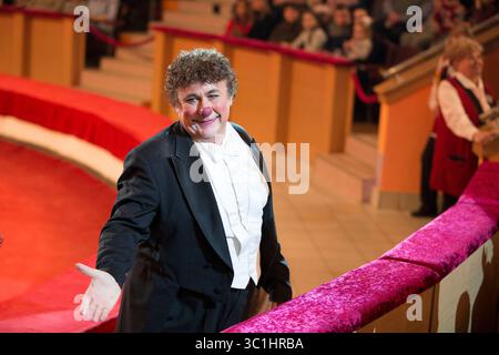 16. Februar 2019: Gomel, Weißrussland, legendärer Clown-Gewinner des Goldenen Clown International Monte-Carlo Festivals David Larible tritt auf der Arena des Gomel State Circus in der Republik Weißrussland auf. (Bild: © Svetlana Lazarenka via ZUMA Wire) Stockfoto