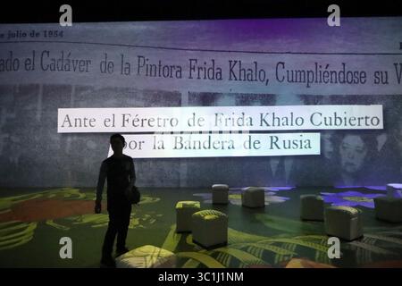 Nicht exklusiv: Eine Person nimmt an einer Führung während der Ausstellung Frida Kahlo: Das Leben einer Ikone Immersive Biographie im Espacio Alter Teil. Am 22. Juli 2025 in Stockfoto