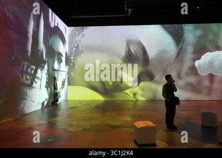 Nicht exklusiv: Eine Person nimmt an einer Führung während der Ausstellung Frida Kahlo: Das Leben einer Ikone Immersive Biographie im Espacio Alter Teil. Am 22. Juli 2025 in Stockfoto