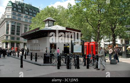 21. Mai 2009 – London, England, Vereinigtes Königreich – Menschen, die sich um den Leicester Square versammeln. (Kreditbild: © Barry Schultz/ZUMA Wire) Stockfoto