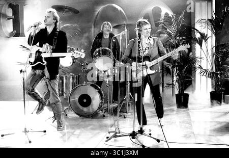 23. Februar 2017 - Amsterdam, Niederlande - die Polizei..Sting ( Leadsänger, Gitarre), Stewart Copeland (Schlagzeug), Andy Summers (Gitarre)..die Polizeiwiedergabe in den Fernsehstudios für die Pop-Show 'Rock Planet' in Amsterdam für das niederländische Fernsehen..bei diesem allerersten Fernsehauftritt dieser völlig unbekannten Gruppe war nur ein Fotograf dabei. (Kreditbild: © Barry Schultz/ZUMA Wire) Stockfoto