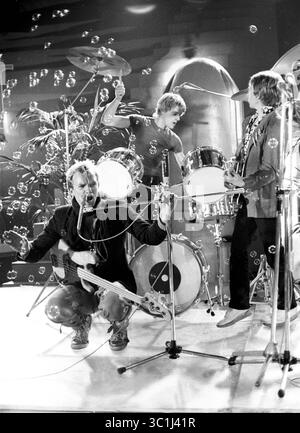 23. Februar 2017 - Amsterdam, Niederlande - die Polizei..Sting (Leadsänger, Gitarre), Stewart Copeland (Schlagzeug), Andy Summers (Gitarre)..die Polizeiwiedergabe in den Fernsehstudios für die Popmusik-Show 'Rock Planet' in Amsterdam für das niederländische Fernsehen..bei diesem allerersten Fernsehauftritt dieser völlig unbekannten Gruppe war nur ein Fotograf dabei. (Kreditbild: © Barry Schultz/ZUMA Wire) Stockfoto