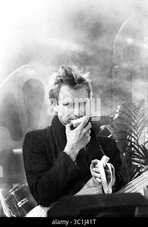 23. Februar 2017 - Amsterdam, Niederlande - die Polizei..Sting (Leadsänger, Gitarre), Stewart Copeland (Schlagzeug), Andy Summers (Gitarre)..die Polizeiwiedergabe in den Fernsehstudios für die Pop-Show 'Rock Planet' in Amsterdam für das niederländische Fernsehen..es war nur ein Fotograf bei diesem allerersten Fernsehauftritt dieser völlig unbekannten Gruppe..hier abgebildet: Stacheln während einer Pause. (Kreditbild: © Barry Schultz/ZUMA Wire) Stockfoto