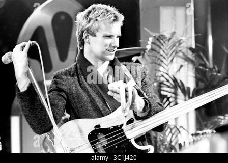 23. Februar 2017 - Amsterdam, Niederlande - die Polizei..Sting (Leadsänger, Gitarre), Stewart Copeland (Schlagzeug), Andy Summers (Gitarre)..die Polizeiwiedergabe in den Fernsehstudios für die Pop-Show 'Rock Planet' in Amsterdam für das niederländische Fernsehen..bei diesem allerersten Fernsehauftritt dieser völlig unbekannten Gruppe war nur ein Fotograf dabei..hier abgebildet: Stacheln mit Bananenpause. (Kreditbild: © Barry Schultz/ZUMA Wire) Stockfoto