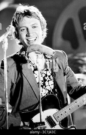 23. Februar 2017 - Amsterdam, Niederlande - die Polizei..Sting (Leadsänger, Gitarre), Stewart Copeland (Schlagzeug), Andy Summers (Gitarre)..die Polizeiwiedergabe in den Fernsehstudios für die Pop-Show 'Rock Planet' in Amsterdam für das niederländische Fernsehen..es war nur ein Fotograf bei diesem allerersten Fernsehauftritt dieser damals völlig unbekannten Gruppe..hier abgebildet: Andy mit einer Banane als mike. (Kreditbild: © Barry Schultz/ZUMA Wire) Stockfoto