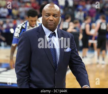 18. März 2017: Orlando, FL, USA – Florida State Head Coach Leonard Hamilton verlässt die Flotte nach einer Niederlage von 91-66 gegen Xavier in der zweiten Runde des NCAA-Turniers im Amway Center in Orlando, Florida, am 18. März 2017. Hamilton's Seminoles bestritten Clemson am Dienstag, den 19. Februar 2019, 77-64. (Foto: © Stephen M. Dowell/Orlando Sentinel/TNS via ZUMA Wire) Stockfoto