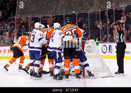 19. Februar 2019: Schiedsrichter Graham Skiliter (24) signalisiert kein Tor, da der Scrum vor Tampa Bay Lightning Torwart Louis Domingue (70) im NHL-Spiel zwischen den Tampa Bay Lightning und den Philadelphia Flyers im Well Fargo Center in Philadelphia, Pennsylvania, steht. Christopher SzagolaCal Sport Media (Kreditbild: &Copy; Chris Szagola/CSM via ZUMA Wire) Stockfoto