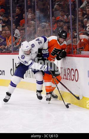 19. Februar 2019: Tampa Bay Lightning Right Wing Ryan Callahan (24) holt den Verteidiger der Philadelphia Flyers Andrew MacDonald (47) während des NHL-Spiels zwischen den Tampa Bay Lightning und den Philadelphia Flyers im Well Fargo Center in Philadelphia, Pennsylvania, in die Bretter. Christopher SzagolaCal Sport Media (Kreditbild: &Copy; Chris Szagola/CSM via ZUMA Wire) Stockfoto