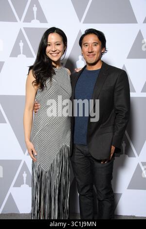 19. Februar 2019 – Beverly Hills, Kalifornien, USA – die Regisseure ELIZABETH CHAI VASARHELYI und JIMMY CHIN des für den Oscar nominierten Dokumentarfilms Free Solo, der den Oscar für den besten Dokumentarfilm gewann. (Kreditbild: © AMPAS via ZUMA Wire) Stockfoto