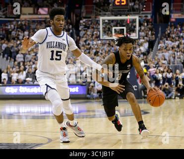20. Februar 2019: Georgetown Hoyas Guard (3) James Akinjo Dribbles verteidigt von Villanova Wildcats Stürmer (15) Saddiq Bey während eines NCAA Männer Basketballspiels zwischen den Georgetown Hoyas und den Villanova Wildcats in der Capital One Arena in Washington D.C. Justin Cooper/CSM (Credit Image: &Copy; Justin Cooper/CSM via ZUMA Wire) Stockfoto